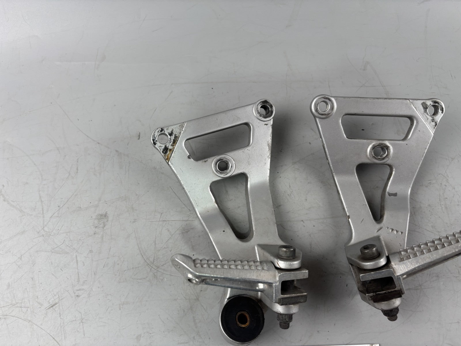 Suzuki GSX-R 750 W GR7BB Soziusfußrasten Beifahrer Fußrastee Foot Hanger Step