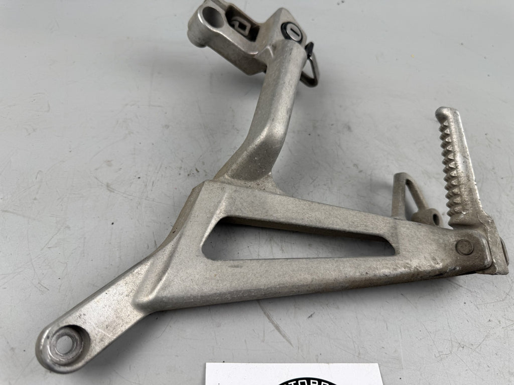 Honda VFR750 F RC36/1 Fußraste hinten links Foot Step Hangers back left