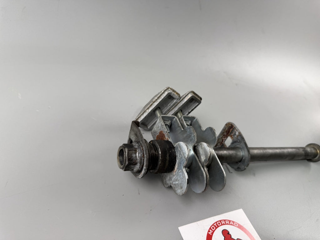 Suzuki GSF600 GN77B Bandit Achse Hinterradachse Kettenspanner