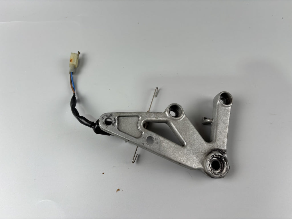 Triumph Daytona 955i T595 N 2002  FussrastenHalter vorne rechts Fußrastenanlage