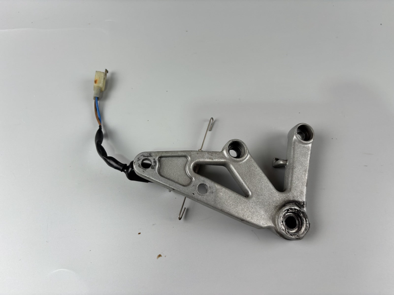 Triumph Daytona 955i T595 N 2002  FussrastenHalter vorne rechts Fußrastenanlage
