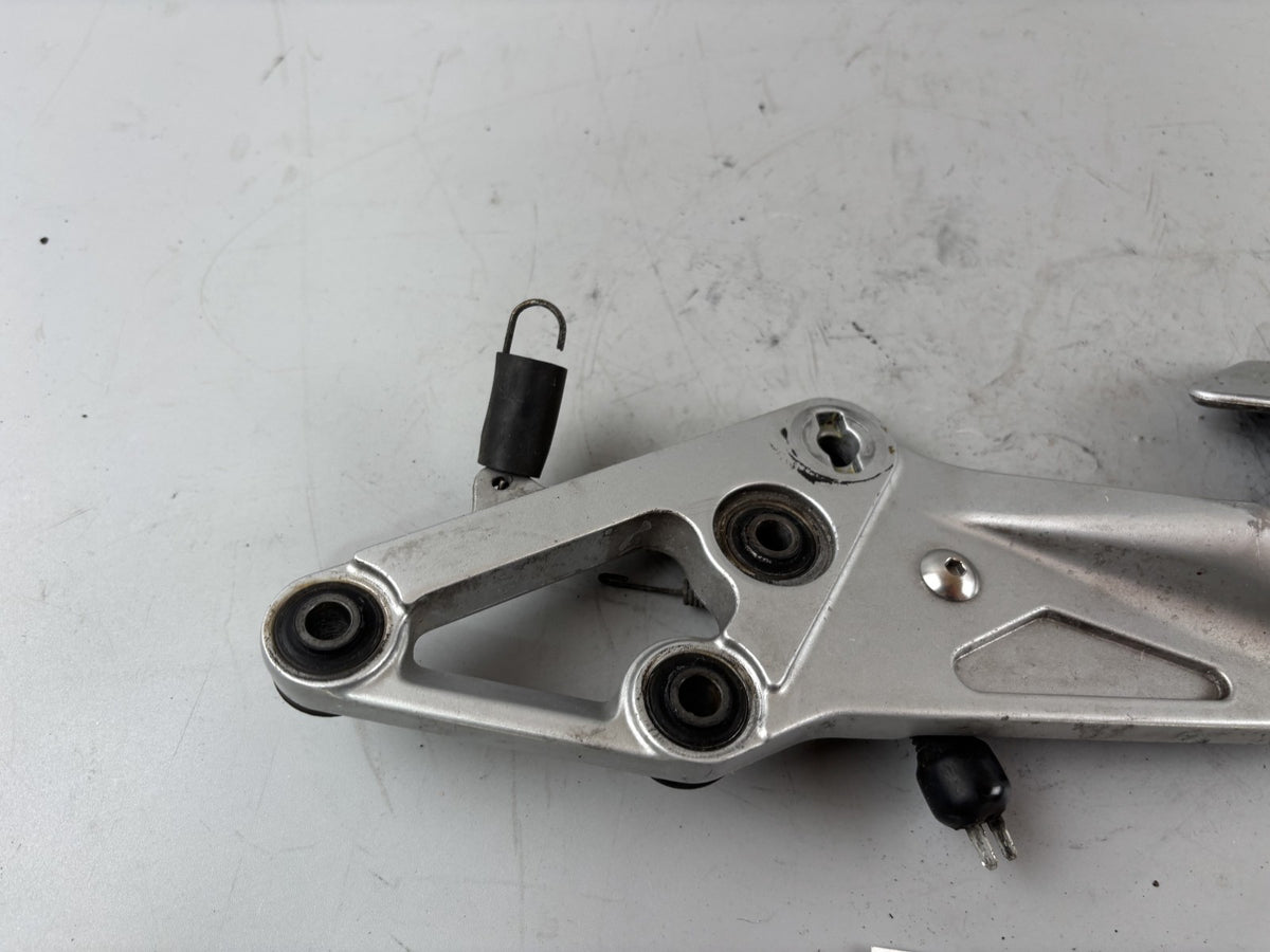 Suzuki GSX-R 1100 W GU75C Fußrastenhalteplatte Holder Halterung Hangers rechts