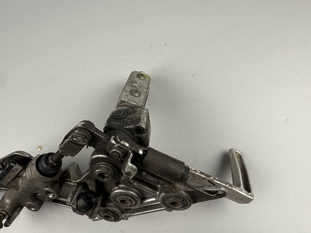 Suzuki GSF600 GN77B Bremspedal Bremspumpe Fußraste rechts right Behälter Brake