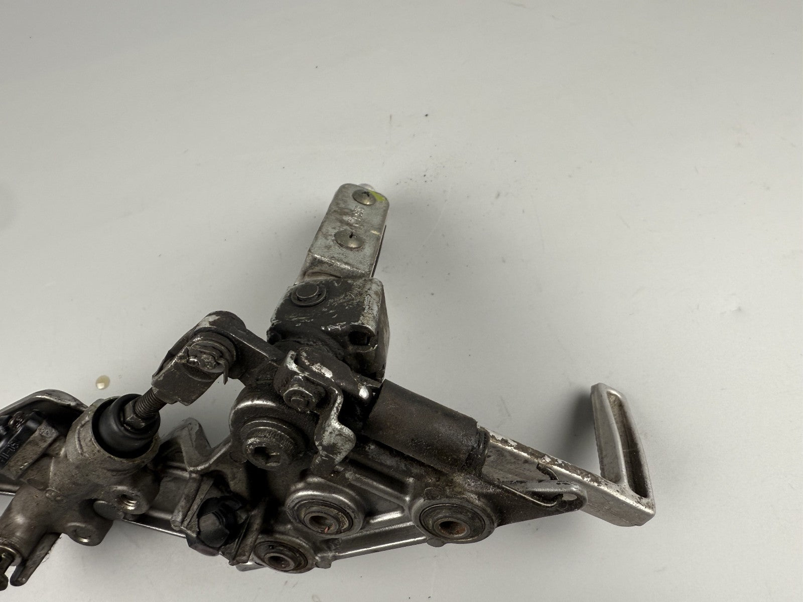 Suzuki GSF600 GN77B Bremspedal Bremspumpe Fußraste rechts right Behälter Brake