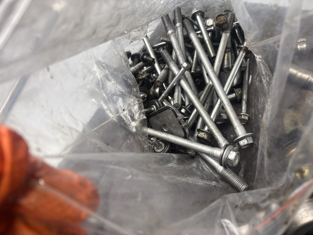 Honda CBR 1000F SC24 Reste Schrauben Screws Motor Engine