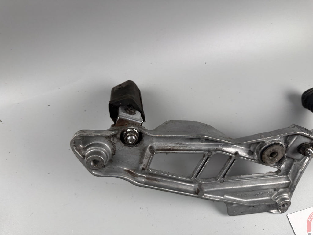 Kawasaki ER 5 ER500A Fußrastenanlage Fußraste Step Hangers Halteplatte links