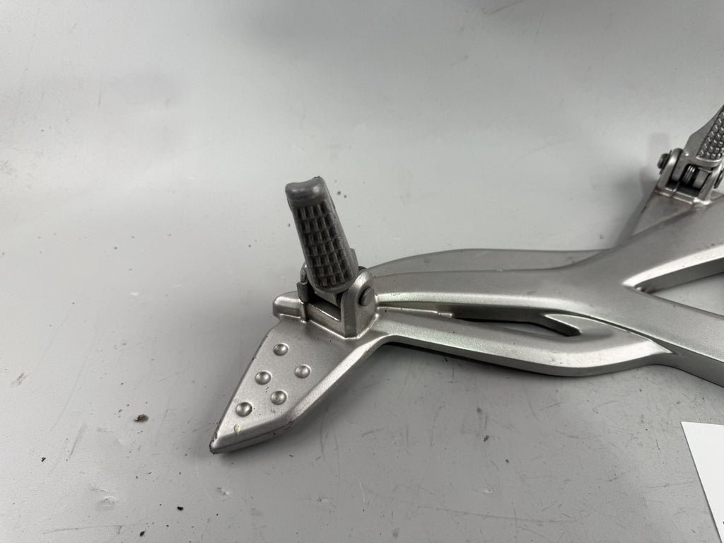 Kawasaki ER 6 N ER650A Fußrastenanlage Fußraste Step Hangers Halteplatte links