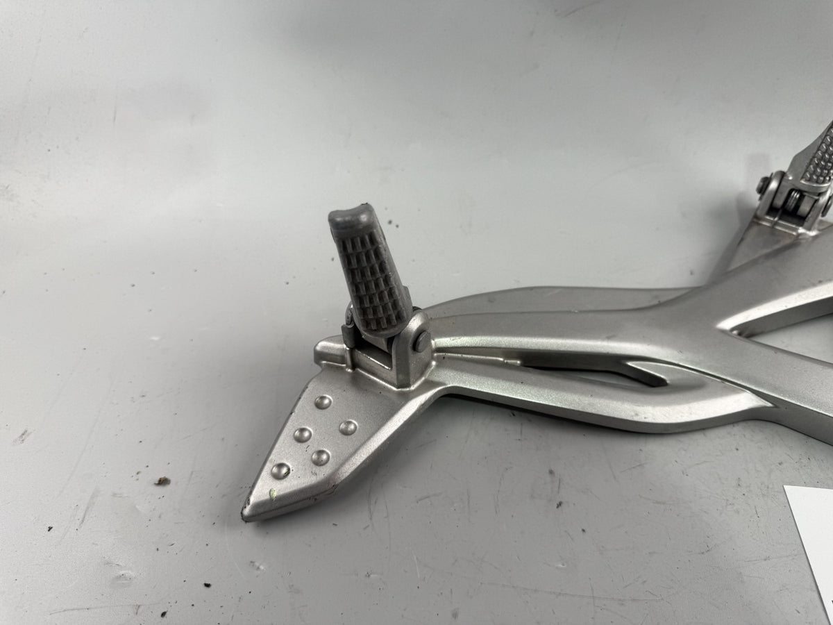 Kawasaki ER 6 N ER650A Fußrastenanlage Fußraste Step Hangers Halteplatte links