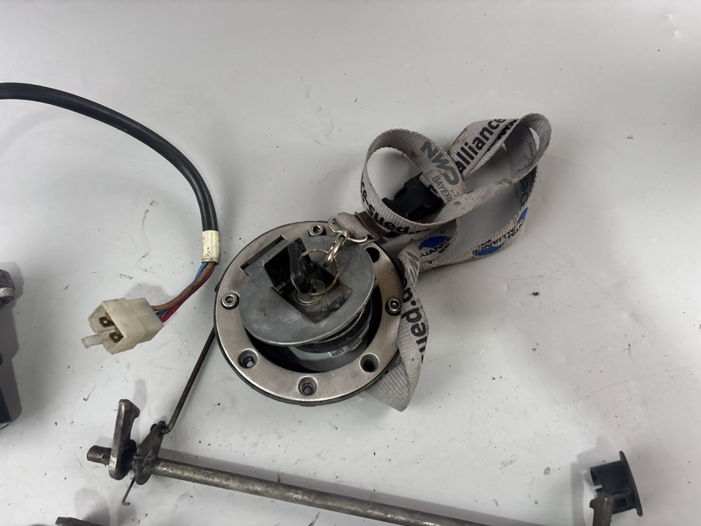 Yamaha TDM 850 3VD Schlosssatz Zündschloss Tankschloss Sitzbank Key Lock