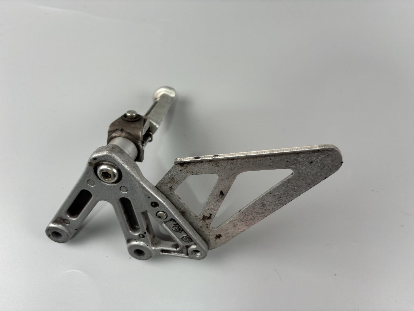 Triumph Daytona 955i T595 N 2002  Fussraste Halter vorne links Fußrastenanlage
