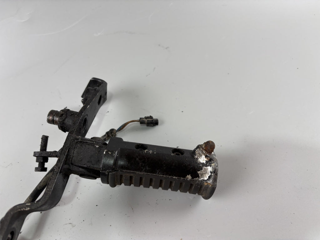 Kawasaki BN125A EL125 Eliminator Fußraste Hangers Foot Step vorn links left