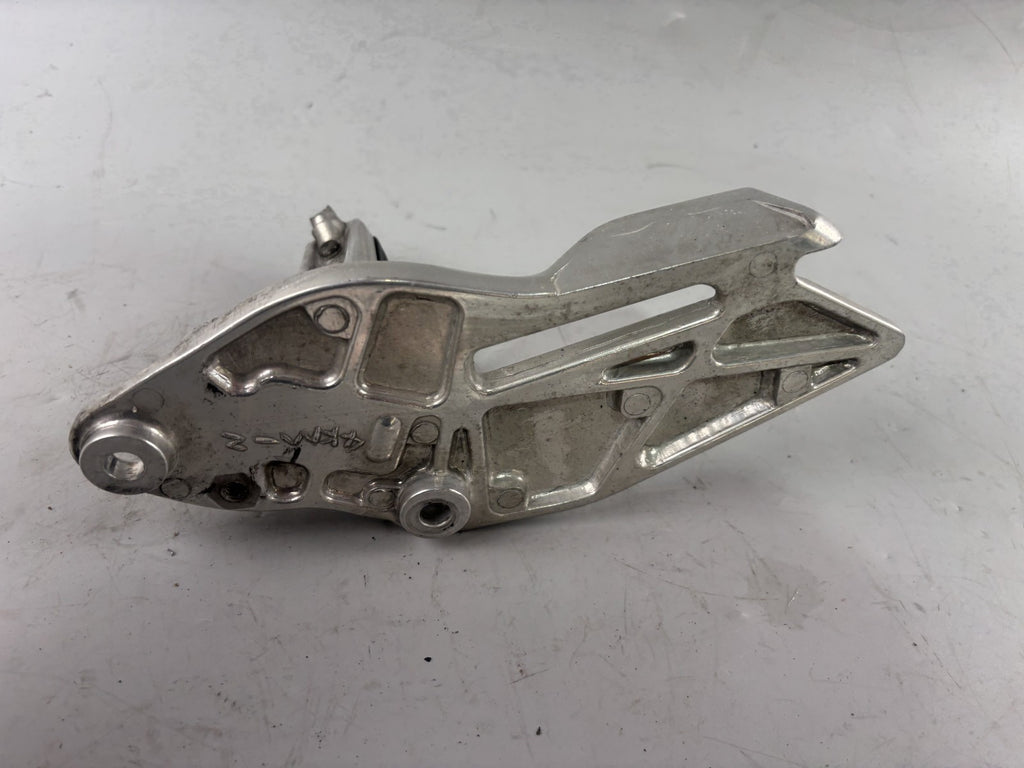 Yamaha XJ 900 Diversion 4KM Fußraste Hangers Foot Step vorn front links left