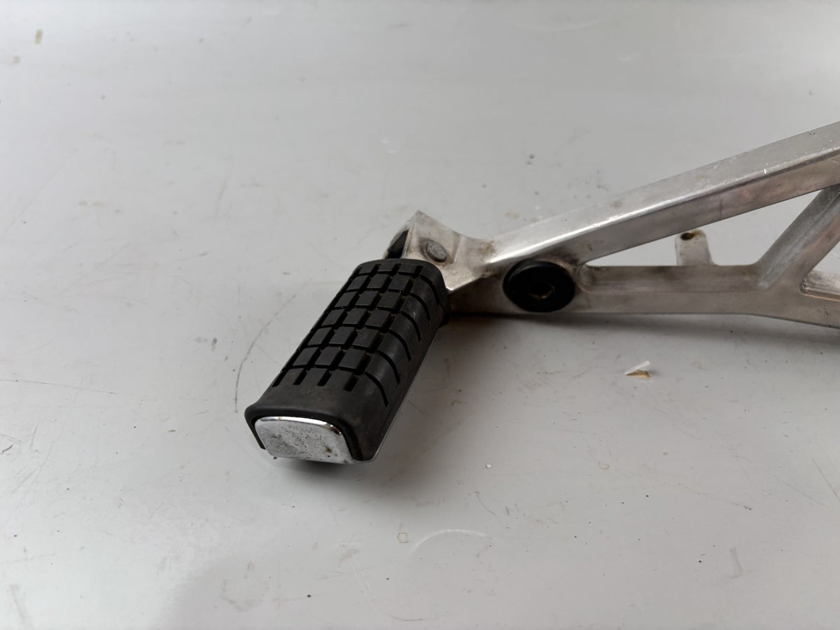 Honda CBX 650 E RC13 Fußraste Fußrastenhalteplatte Hanger Step rechts right