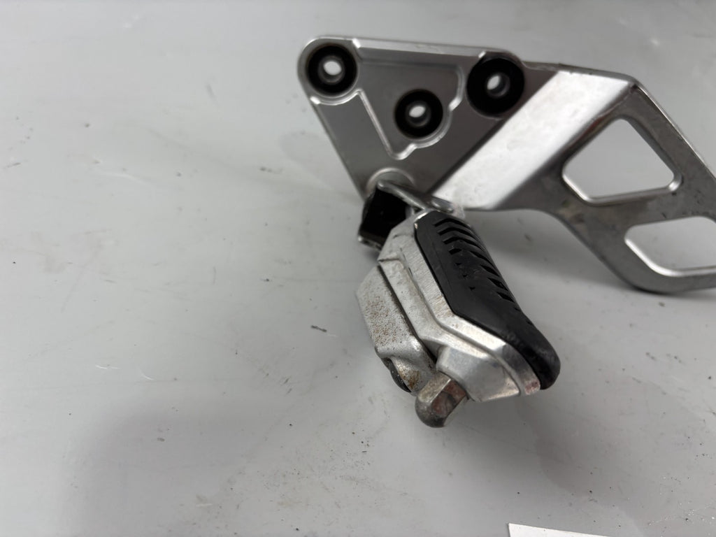 Suzuki GSX 650 F FA WVCJ Fußrastenanlage Fußraste Halterung Foot Step links left
