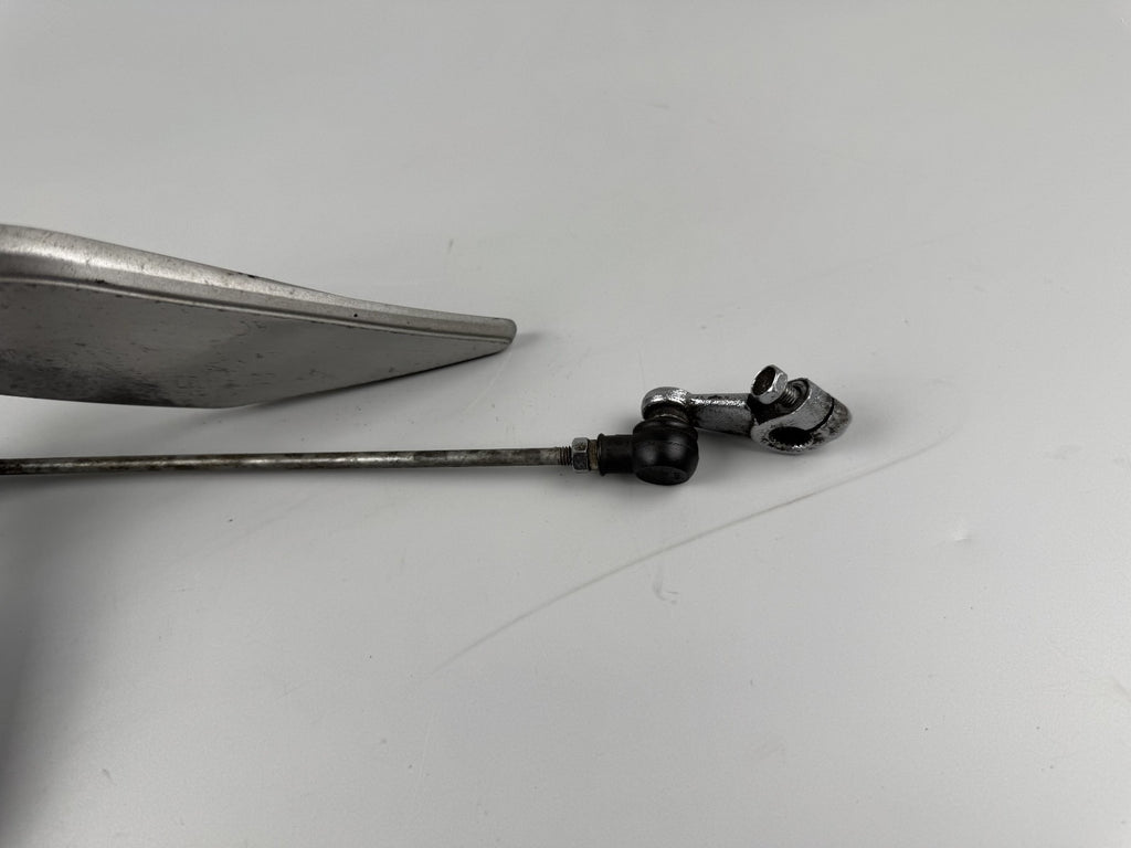 Suzuki GSF600 GN77B Schaltgestänge Fußraste links Fußrastenanlage Foot Hangers