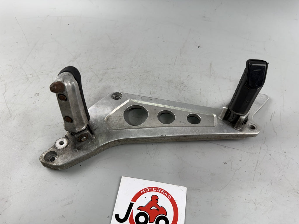 Honda NTV650 revere RC33 Fußrastenanlage Fußraste links left Halteplatte