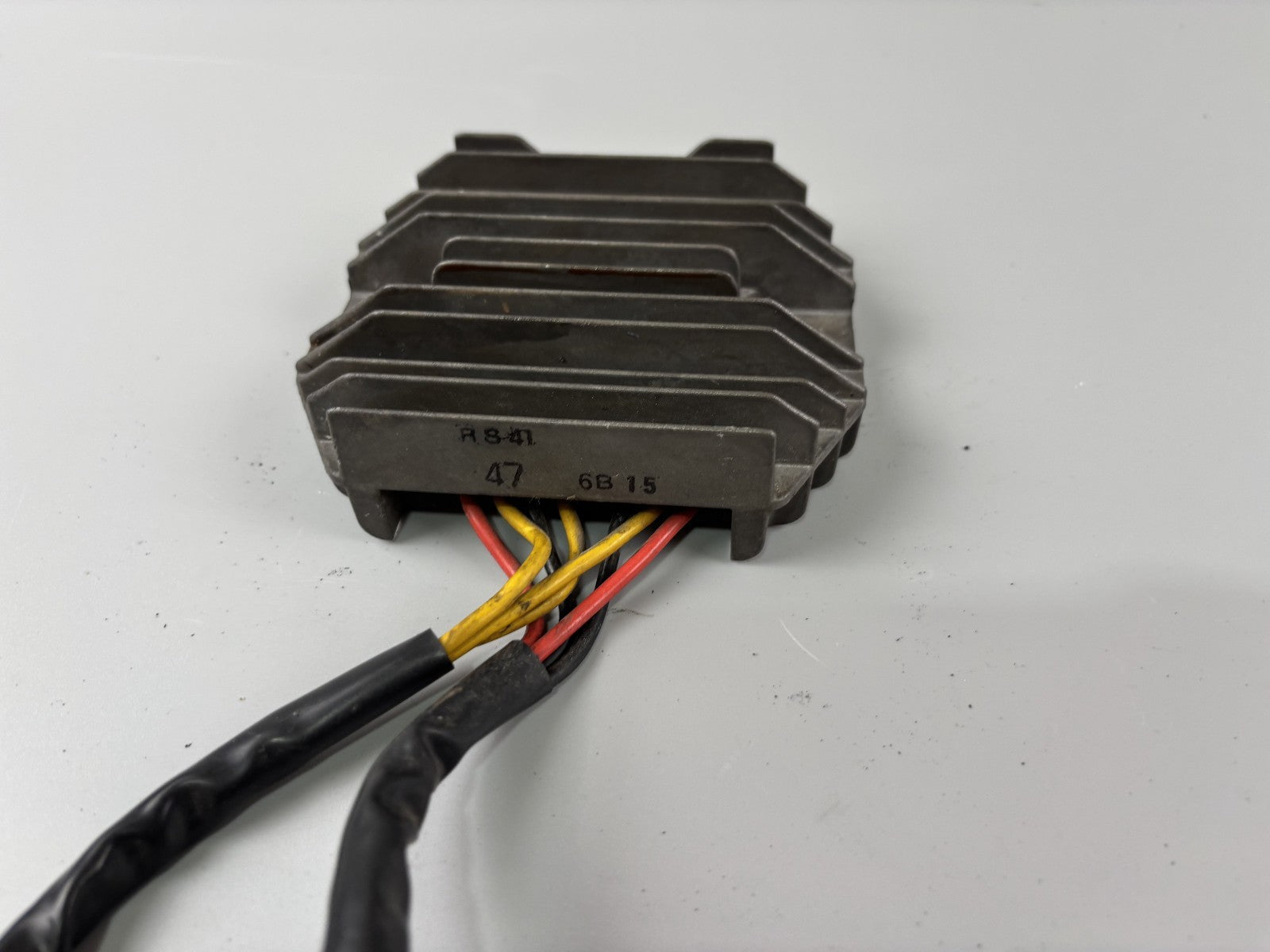 Triumph Daytona 955i T595 N 2002 Gleichrichter Spannungsregler Electric