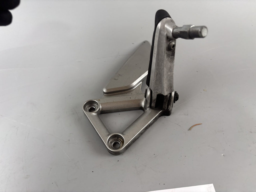 Honda VFR800 RC46/2 VTEC Fussraste Anlage Platte Vorne Links Foot Hangers front