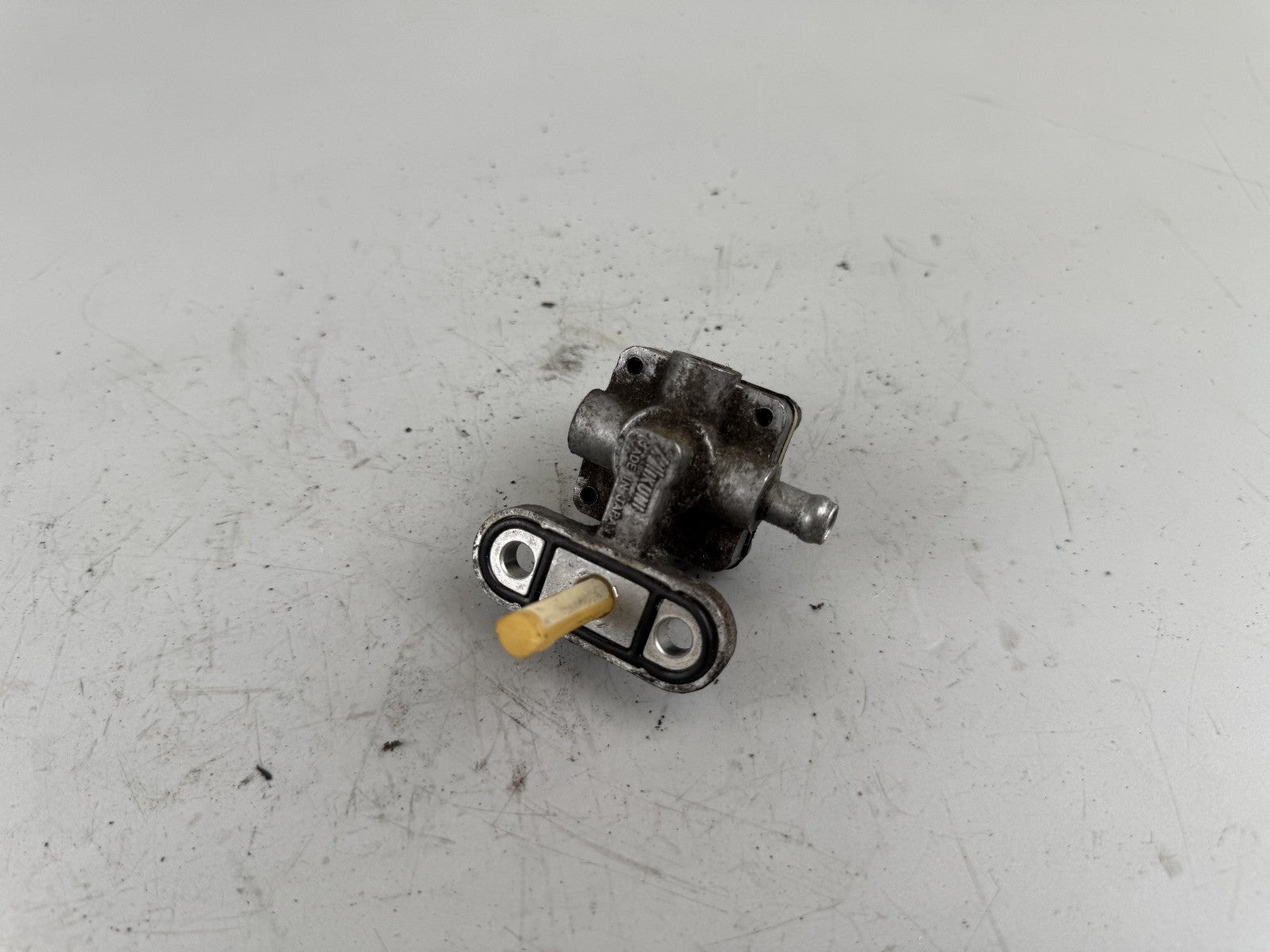 Suzuki GSX750 AE Inazuma Benzinhahn Ventil Kraftstofftank