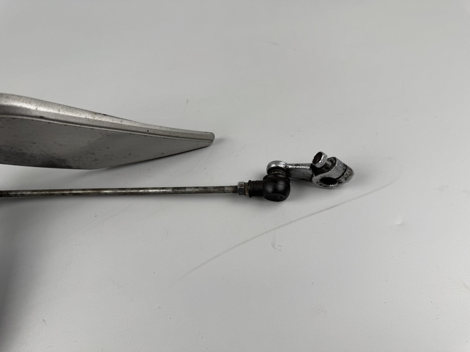 Suzuki GSF600 GN77B Schaltgestänge Fußraste links Fußrastenanlage Foot Hangers