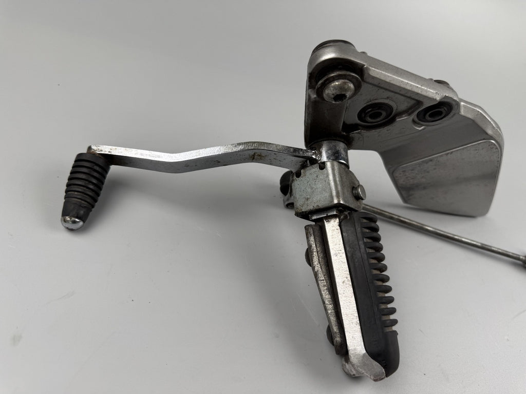 Suzuki GSF600 GN77B Schaltgestänge Fußraste links Fußrastenanlage Foot Hangers